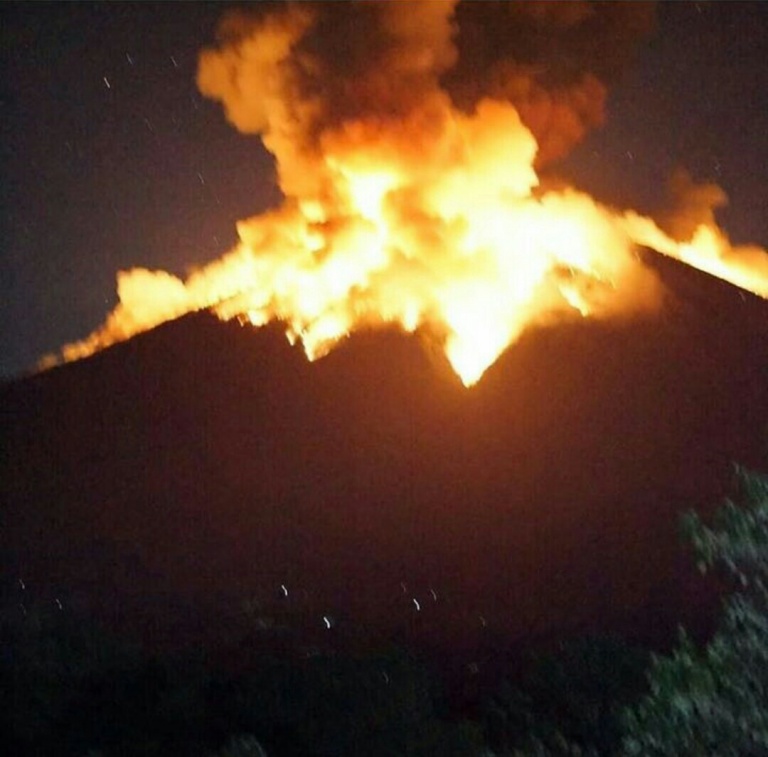 Gn. Agung, Bali, kembali erupsi pada tanggal 02 Juli 2018 pukul 21:04 WITA